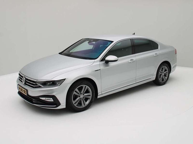Grijs Gebruikt 2020 VW Passat Business Sedan | € 22.550 (Eerlijke prijs) - Afbeelding 1/3