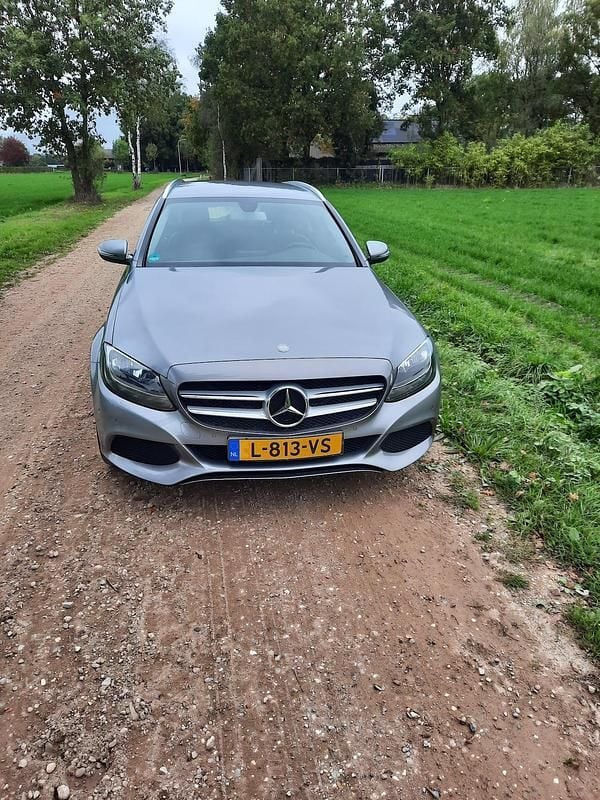 Grijs (metallic) Gebruikt 2015 Mercedes C220 Stationwagen | € 10.950 (Goede deal) - Afbeelding 1/4
