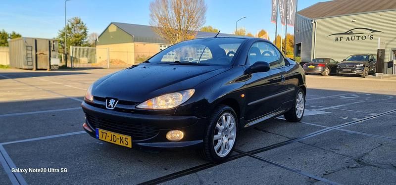 Zwart (metallic) Gebruikt 2002 Peugeot 206 CC Cabriolet | € 1.099 (Super prijs) - Afbeelding 1/4