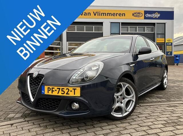 Grijs Gebruikt 2017 Alfa Romeo Giulietta Super Hatchback | € 14.950 (Eerlijke prijs) - Afbeelding 1/4