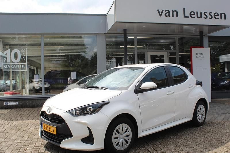 Wit Gebruikt 2024 Toyota Yaris Comfort Hatchback | € 18.440 (Super prijs) - Afbeelding 1/4