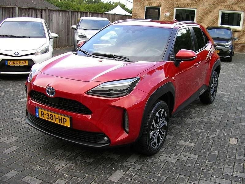 Rood Gebruikt 2022 Toyota Yaris Hybrid Hatchback | € 25.500 (Iets duurder) - Afbeelding 1/4
