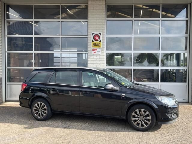 Zwart Gebruikt 2010 Opel Astra Edition Stationwagen | € 2.950 (Goede deal) - Afbeelding 1/4