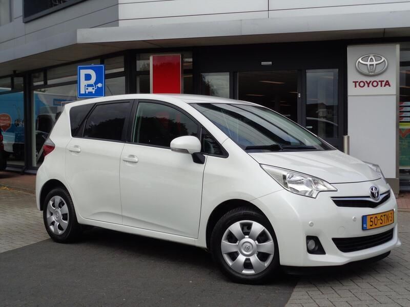 Wit Gebruikt 2011 Toyota Verso-S MPV | € 10.950 (Duur) - Afbeelding 1/4