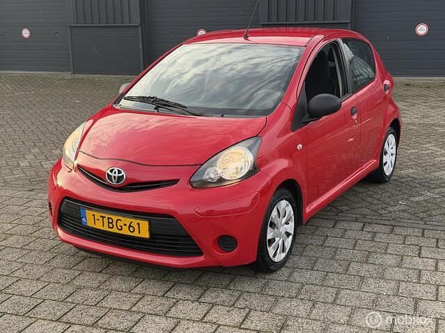 Rood Occasion 2014 Toyota Aygo Hatchback | € 2.250 (Duur) - Afbeelding 1/4