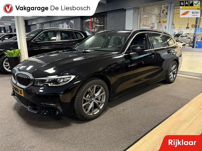 Zwart Occasion 2021 BMW 330e Comfort Edition Stationwagen | € 26.950 (Goede deal) - Afbeelding 1/4