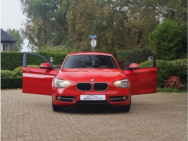 Rood Gebruikt 2014 BMW 116 Comfort Edition Hatchback | € 10.700 (Eerlijke prijs) - Afbeelding 1/4