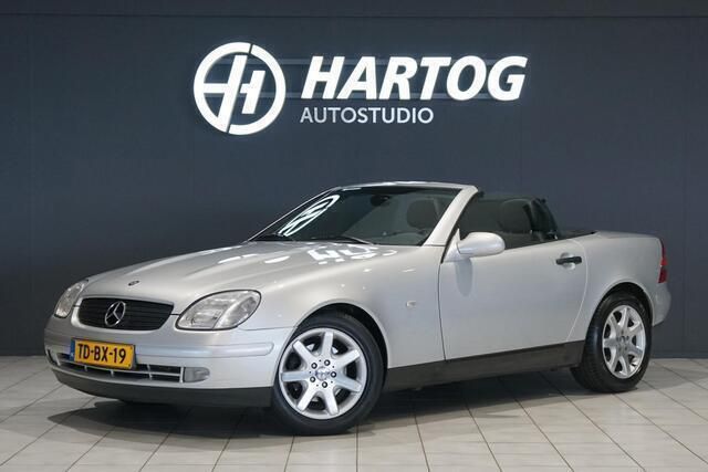 Grijs, metallic lak Gebruikt 1998 Mercedes SLK230 Cabriolet | € 14.950 - Afbeelding 1/4