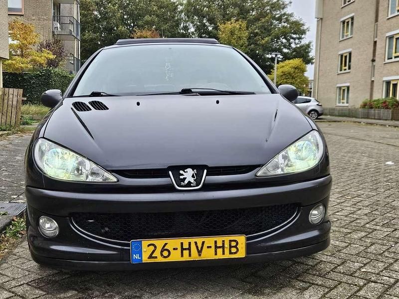 Zwart Gebruikt 2002 Peugeot 206 Hatchback | € 950 (Eerlijke prijs) - Afbeelding 1/4