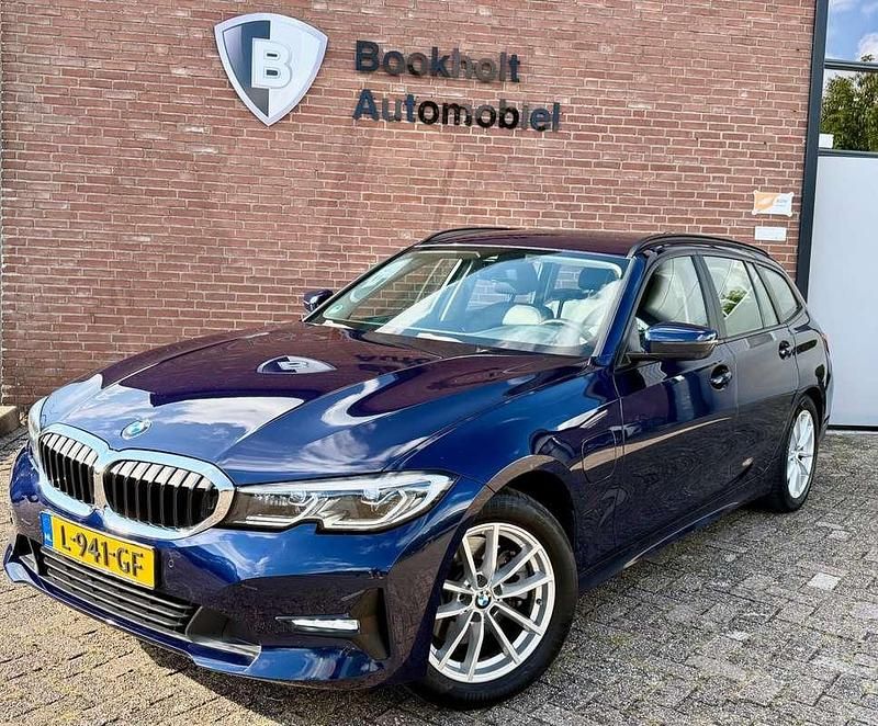 Blauw, metallic lak Gebruikt 2021 BMW 320e Efficient Dynamics Stationwagen | € 23.900 (Eerlijke prijs) - Afbeelding 1/4