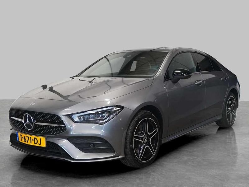 Grijs Occasion 2023 Mercedes CLA250e Business Sedan | € 33.795 (Eerlijke prijs) - Afbeelding 1/4