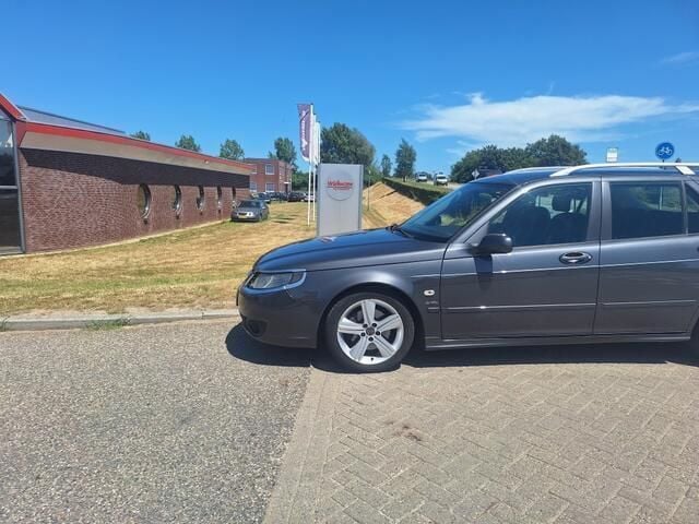 Grijs, metallic lak Gebruikt 2009 Saab 9-5 Griffin Stationwagen | € 8.750 (Iets duurder) - Afbeelding 1/4