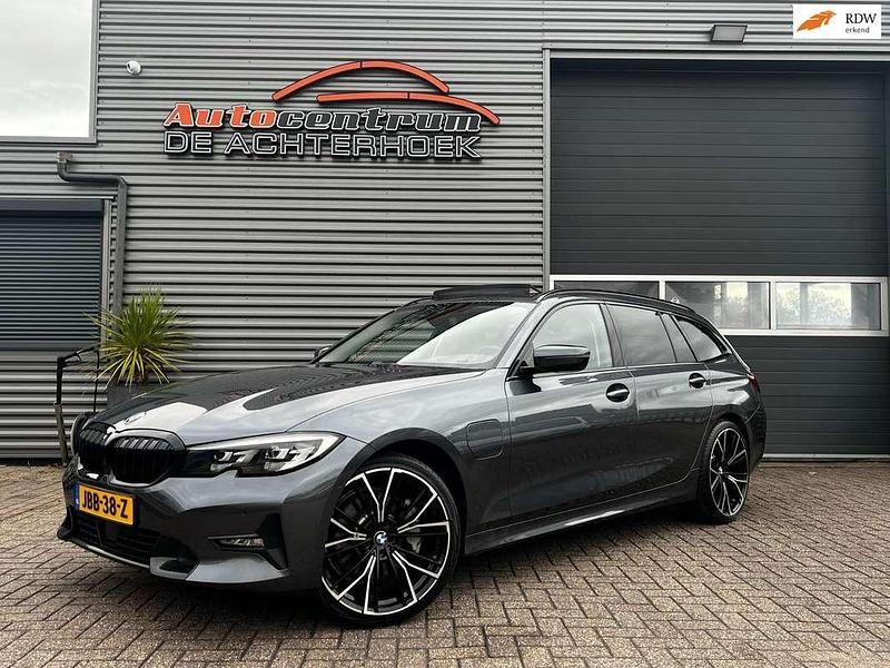 Grijs Gebruikt 2020 BMW 330e Stationwagen | € 29.999 (Eerlijke prijs) - Afbeelding 1/4