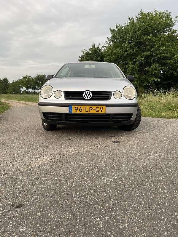 Gebruikt 2003 VW Polo Sedan | € 1.290 (Eerlijke prijs) - Afbeelding 1/4