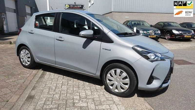 Grijs, metallic lak Gebruikt 2019 Toyota Yaris Hybrid Active Hatchback | € 10.950 (Eerlijke prijs) - Afbeelding 1/4