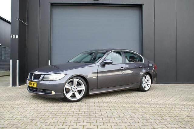 Grijs (metallic) Occasion 2005 BMW 330 Sedan | € 4.950 (Super prijs) - Afbeelding 1/4