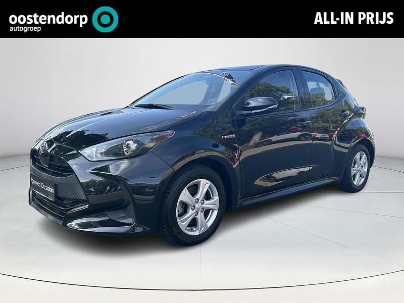 Zwart Gebruikt 2021 Toyota Yaris Hybrid Active Hatchback | € 21.949 (Iets duurder) - Afbeelding 1/4