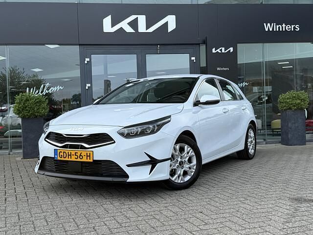 Wit Gebruikt 2024 Kia Ceed Hatchback | € 23.945 (Eerlijke prijs) - Afbeelding 1/4