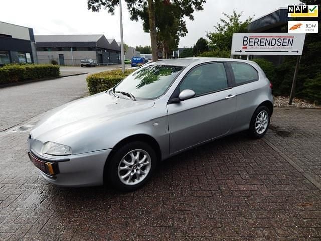 Grijs Gebruikt 2001 Alfa Romeo 147 Progression Hatchback | € 1.495 (Iets duurder) - Afbeelding 1/4
