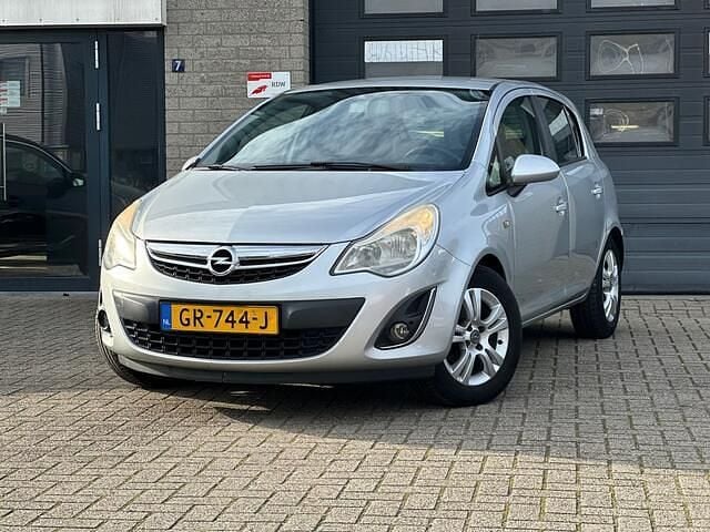 Grijs Gebruikt 2012 Opel Corsa Edition Hatchback | € 2.550 (Goede deal) - Afbeelding 1/4