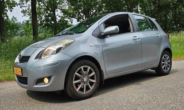 Grijs Gebruikt 2010 Toyota Yaris Hatchback | € 3.750 (Duur) - Afbeelding 1/4