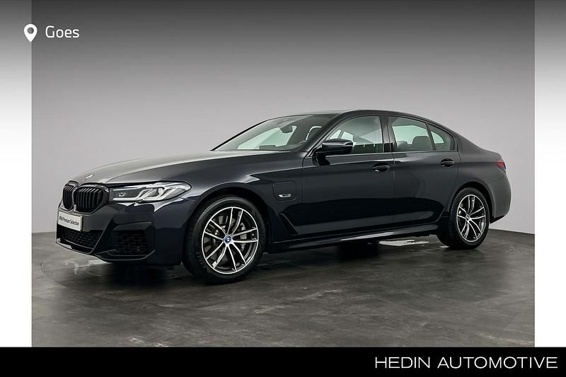 Zwart Gebruikt 2022 BMW 530e M Sport Sedan | € 42.880 (Iets duurder) - Afbeelding 1/4