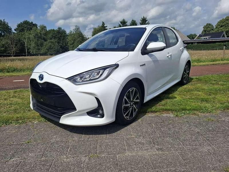Wit Gebruikt 2021 Toyota Yaris Hybrid Hatchback | € 16.950 (Goede deal) - Afbeelding 1/4