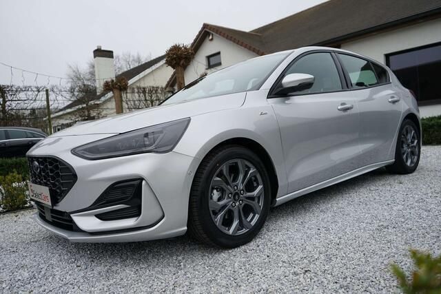 Zilver Gebruikt 2023 Ford Focus ST-Line Sedan | € 22.900 (Super prijs) - Afbeelding 1/4