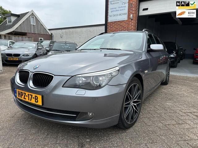 Grijs, metallic lak Gebruikt 2008 BMW 520 Exclusive Stationwagen | € 5.950 - Afbeelding 1/4