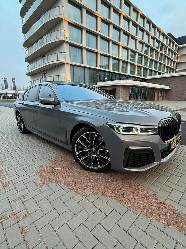 Grijs Occasion 2020 BMW 745e Sedan | € 48.500 (Eerlijke prijs) - Afbeelding 1/4