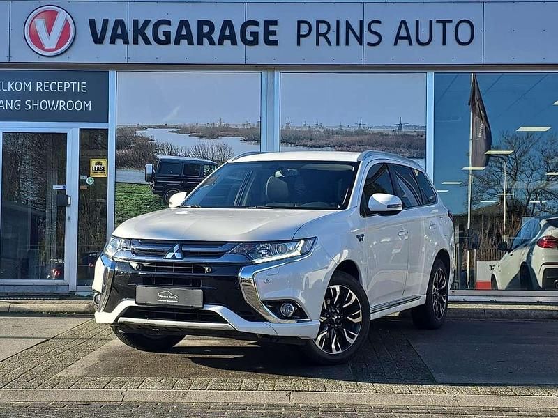 Wit Occasion 2015 Mitsubishi Outlander P-HEV Edition SUV | € 13.700 (Eerlijke prijs) - Afbeelding 1/4