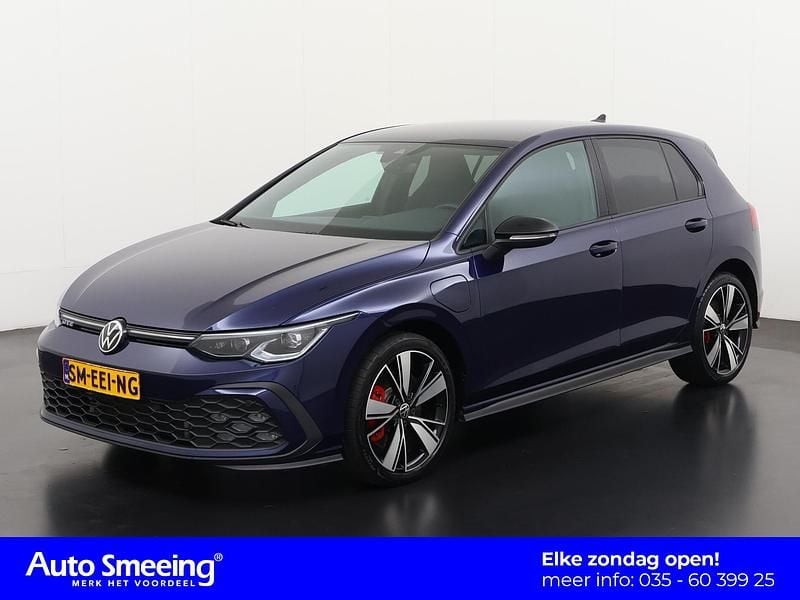 Atlantic blue metallic (h7h7) Gebruikt 2021 VW Golf VIII GTE Hatchback | € 27.945 (Eerlijke prijs) - Afbeelding 1/4
