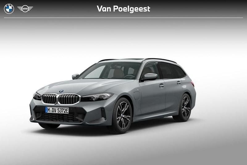 Skyscraper grey metallic (grijs metallic) Nieuw 2025 BMW 330e M Sport Stationwagen | € 67.125 (Super prijs) - Afbeelding 1/4