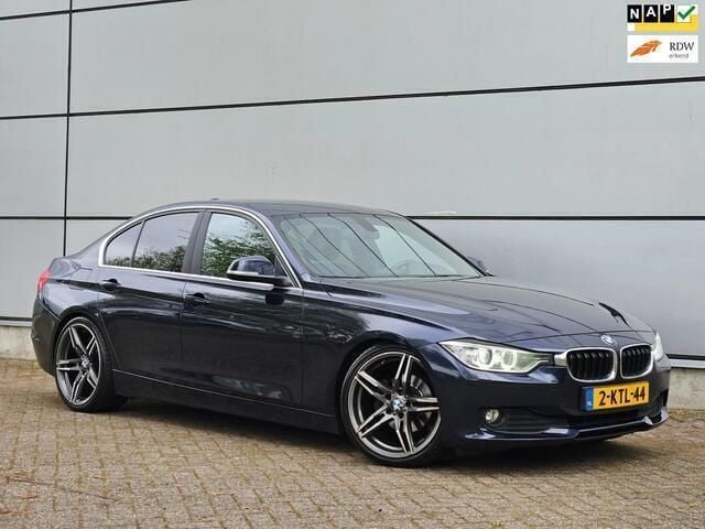 Blauw Gebruikt 2013 BMW 320 Efficient Dynamics Sedan | € 8.450 (Eerlijke prijs) - Afbeelding 1/4