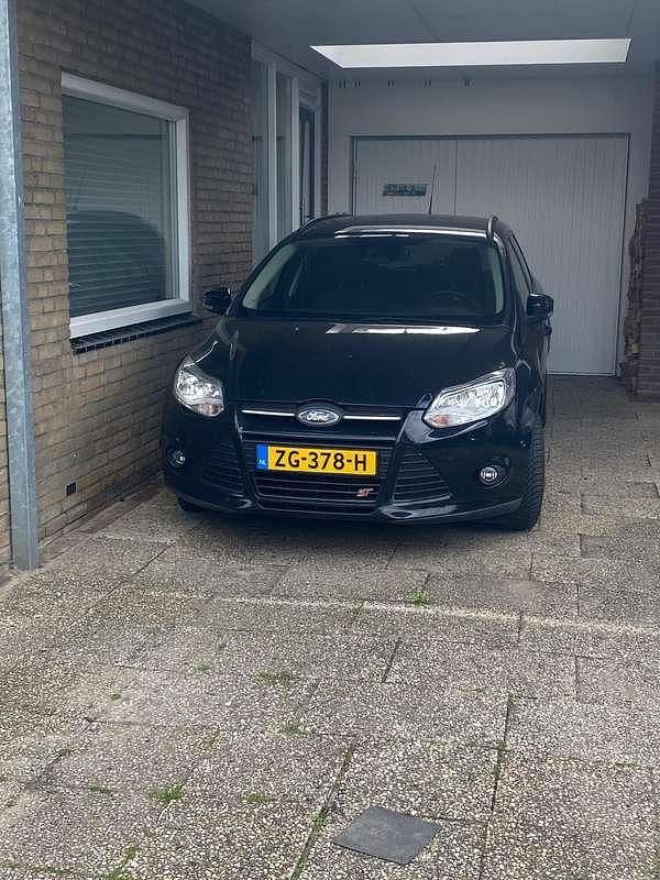 Zwart Occasion 2013 Ford Focus Stationwagen | € 4.950 (Goede deal) - Afbeelding 1/4