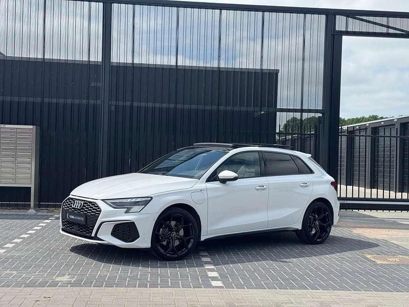 Wit, metallic lak Gebruikt 2020 Audi A3 Sportback e-tron S-Line Sedan | € 31.990 (Duur) - Afbeelding 1/4