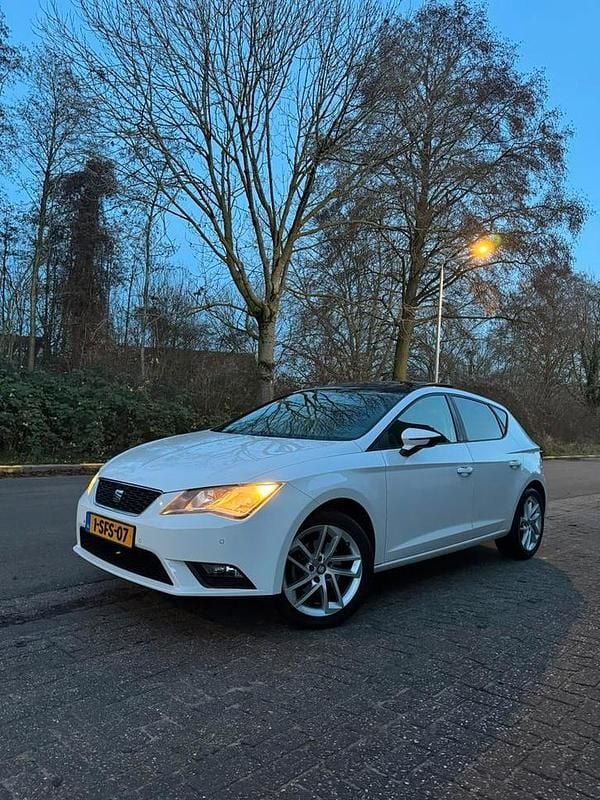 Wit Gebruikt 2013 Seat Leon Style Stationwagen | € 8.795 (Eerlijke prijs) - Afbeelding 1/4