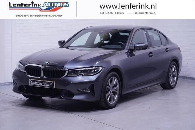 Grijs Gebruikt 2022 BMW 320 Comfort Edition Sedan | € 34.850 (Eerlijke prijs) - Afbeelding 1/4
