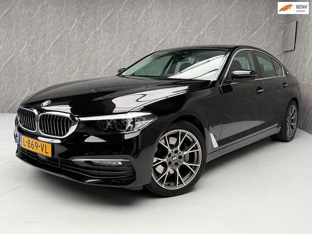 Zwart Gebruikt 2018 BMW 530e iPerformance Sedan | € 19.950 (Goede deal) - Afbeelding 1/4
