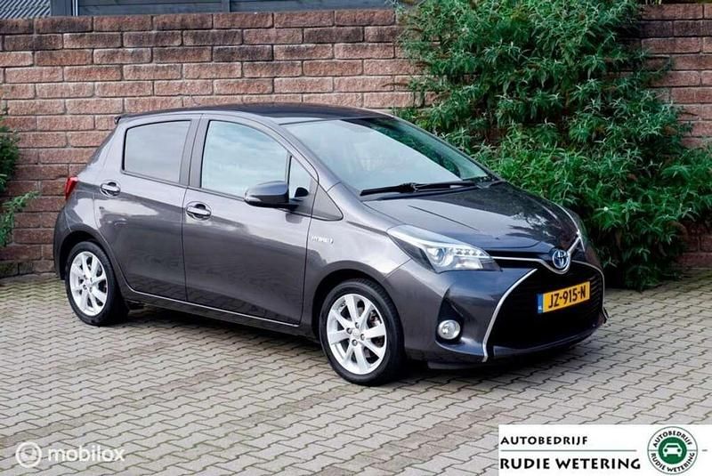 Grijs (metallic) Gebruikt 2015 Toyota Yaris Hybrid Hatchback | € 9.950 (Goede deal) - Afbeelding 1/4