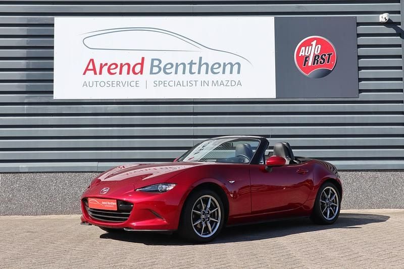 Soul red crystal (donker rood metallic) Gebruikt 2023 Mazda MX5 Luxury Cabriolet | € 31.945 (Eerlijke prijs) - Afbeelding 1/4