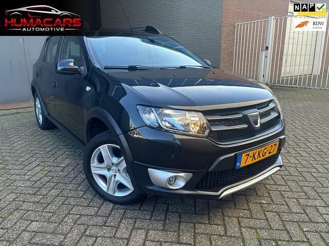 Zwart (metallic) Occasion 2013 Dacia Sandero Lauréate Hatchback | € 5.395 (Iets duurder) - Afbeelding 1/4