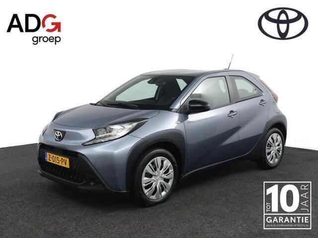 Grijs Gebruikt 2024 Toyota Aygo Play Hatchback | € 18.950 (Eerlijke prijs) - Afbeelding 1/4