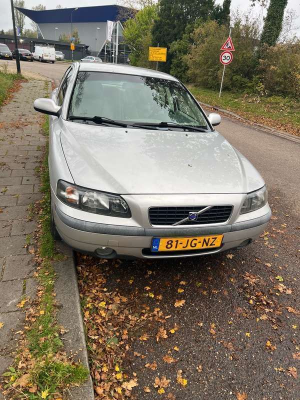 Grijs Gebruikt 2002 Volvo S60 Sedan | € 1.150 (Goede deal) - Afbeelding 1/4