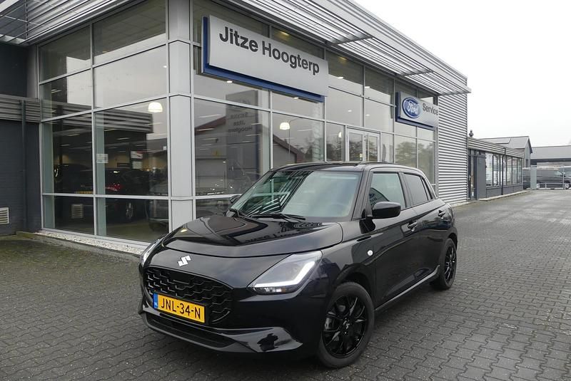 Zwart Occasion 2025 Suzuki Swift Hatchback | € 21.895 (Eerlijke prijs) - Afbeelding 1/4