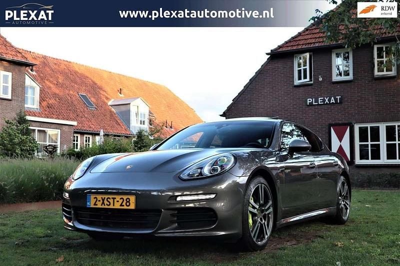 Grijs Gebruikt 2014 Porsche Panamera Sedan | € 36.945 (Duur) - Afbeelding 1/4