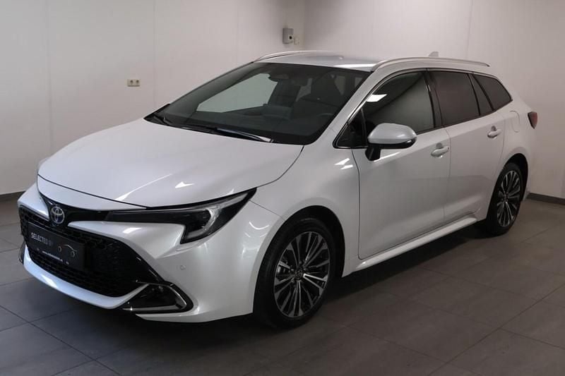 Wit Gebruikt 2024 Toyota Corolla Premium Stationwagen | € 29.899 (Goede deal) - Afbeelding 1/4