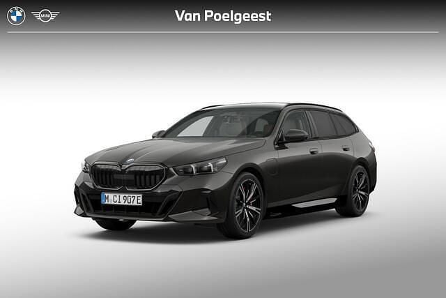 Sophistograu brillianteffect metallic (a90) (grijs metallic) Nieuw 2025 BMW 550e M Sport Stationwagen | € 111.559 (Eerlijke prijs) - Afbeelding 1/4