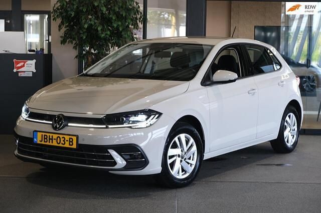 Grijs, metallic lak Gebruikt 2022 VW Polo Style Hatchback | € 19.950 (Goede deal) - Afbeelding 1/4