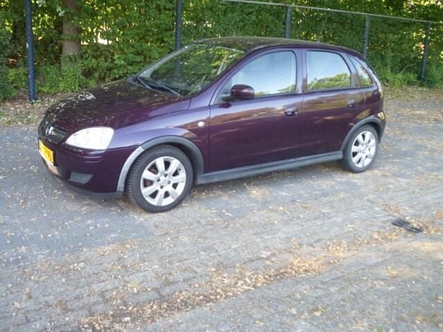 Paars Gebruikt 2006 Opel Corsa Hatchback | € 2.249 (Eerlijke prijs) - Afbeelding 1/4